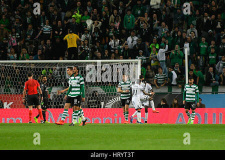 Portugal, Lissabon, feiert 5. März 2017 - FOOTBALL - Spieler Vitoria ihr Ziel während der Partie zwischen Sporting Clube de Portugal und Vitória Guimarães für die portugiesische Fußball-Liga-Spiel im Estádio Alvalade XXI, in Lissabon, Portugal. Bildnachweis: Bruno de Carvalho/Alamy Live News Stockfoto