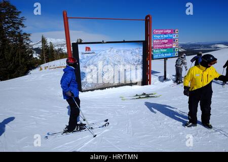 Mammoth Lakes, Kalifornien, USA. 4. März 2017. Mammut Ski Patrol Mitglied (gelbe Jacke) beantwortet Fragen von Besuchern. Ski- und Snowboard-Fahrer genießen die historische Ebenen der Schnee auf den Pisten am Mammoth Mountain Ski Resort. 43 Fuß Schnee gesunken am Mammoth Mountain Ski Resort in Südkalifornien auch in dieser Saison bisher mit Schnee hoch aufgetürmt um Hütten und Gehwege. Autobahnen und Schulen über die Sierra zeitweise geschlossen wurden, und Feuerwehrleute sind Schwierigkeiten haben, Hydranten. Neue Messungen der California Department of Water Resources zeigen, dass California Stockfoto