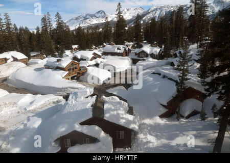 Mammoth Lakes, Kalifornien, USA. 4. März 2017. Blick aus der Gondel der Kabinen im tiefen Schnee begraben. 43 Fuß Schnee gesunken am Mammoth Mountain Ski Resort in Südkalifornien auch in dieser Saison bisher mit Schnee hoch aufgetürmt um Hütten und Gehwege. Autobahnen und Schulen über die Sierra zeitweise geschlossen wurden, und Feuerwehrleute sind Schwierigkeiten haben, Hydranten. Neue Messungen von California Department of Water Resources zeigen, dass historisch hohen Schneedecke Ebenen in der Sierra Nevada Kaliforniens unglaublich nassen Winter geführt hat unterstreicht den Zustand rapid mar Stockfoto