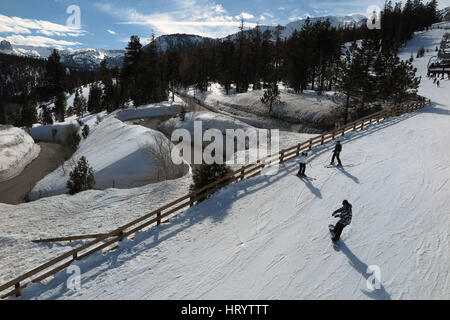 Mammoth Lakes, Kalifornien, USA. 4. März 2017. Skifahrer und Snowboarder fahren vorbei an einer Zufahrtsstraße im tiefen Schnee begraben. 43 Fuß Schnee gesunken am Mammoth Mountain Ski Resort in Südkalifornien auch in dieser Saison bisher mit Schnee hoch aufgetürmt um Hütten und Gehwege. Autobahnen und Schulen über die Sierra zeitweise geschlossen wurden, und Feuerwehrleute sind Schwierigkeiten haben, Hydranten. Neue Messungen von California Department of Water Resources zeigen, dass historisch hohen Schneedecke Ebenen in der Sierra Nevada Kaliforniens unglaublich nassen Winter geführt hat unterstreicht die Stockfoto