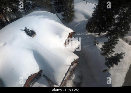 Mammoth Lakes, Kalifornien, USA. 4. März 2017. Blick aus der Gondel der Kabinen im tiefen Schnee begraben. 43 Fuß Schnee gesunken am Mammoth Mountain Ski Resort in Südkalifornien auch in dieser Saison bisher mit Schnee hoch aufgetürmt um Hütten und Gehwege. Autobahnen und Schulen über die Sierra zeitweise geschlossen wurden, und Feuerwehrleute sind Schwierigkeiten haben, Hydranten. Neue Messungen von California Department of Water Resources zeigen, dass historisch hohen Schneedecke Ebenen in der Sierra Nevada Kaliforniens unglaublich nassen Winter geführt hat unterstreicht den Zustand rapid mar Stockfoto