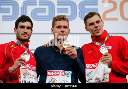 Belgrad. 5. März 2017. Goldmedaillen-Gewinner Kevin Mayer (C) von Frankreich posiert mit Silbermedaillengewinner Jorge Urena von Spanien (L) und Bronzemedaillengewinner Adam Sebastian Hecelet der Tschechischen Republik während der Preisverleihung für die Männer Siebenkampf bei der 2017 Leichtathletik-Halleneuropameisterschaften in Belgrad, Serbien am 5. März 2017. Bildnachweis: Predrag Milosavljevic/Xinhua/Alamy Live-Nachrichten Stockfoto