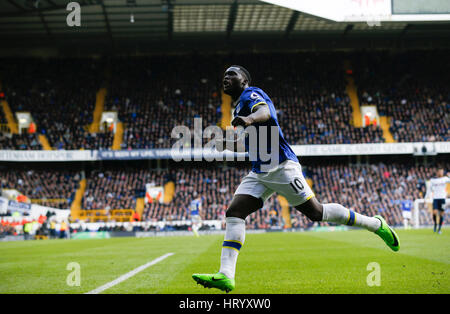 London, Großbritannien. 5. März 2017. Romelu Lukaku des FC Everton feiert nach seinem Tor in der englischen Premier League-Spiel zwischen Tottenham Hotspur und FC Everton an der White Hart Lane Stadium in London, Großbritannien, am 5. März 2017. Bildnachweis: Han Yan/Xinhua/Alamy Live-Nachrichten Stockfoto