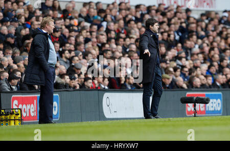 London, Großbritannien. 5. März 2017. Mauricio Pochettino (R), Manager von Tottenham Hotspur und Ronald Koeman, Manager des FC Everton Blick auf während der englischen Premier League match zwischen Tottenham Hotspur und FC Everton an der White Hart Lane Stadium in London, Großbritannien, am 5. März 2017. Bildnachweis: Han Yan/Xinhua/Alamy Live-Nachrichten Stockfoto