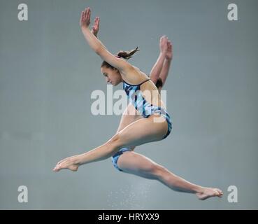 Beijin, Beijin, China. 5. März 2017. Peking, CHINA-März 5 2017: (nur zur redaktionellen Verwendung. CHINA HERAUS). Chinesischen Taucher Lian Jie und Li Junjie gewinnen mixed 10m-Synchro-Plattform-Titel mit 329,28 Punkten am FINA Diving World Series 2017 in Peking, 5. März, 2017.Iuliia Timoshinina/Viktor Minibaev Russlands und Meaghan Benfeito/Vincent Riendeav von Kanada hatte die silbernen und bronzenen Medaillen bzw.. Bildnachweis: SIPA Asien/ZUMA Draht/Alamy Live-Nachrichten Stockfoto