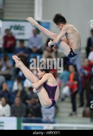 Beijin, Beijin, China. 5. März 2017. Peking, CHINA-März 5 2017: (nur zur redaktionellen Verwendung. CHINA HERAUS). Chinesischen Taucher Lian Jie und Li Junjie gewinnen mixed 10m-Synchro-Plattform-Titel mit 329,28 Punkten am FINA Diving World Series 2017 in Peking, 5. März, 2017.Iuliia Timoshinina/Viktor Minibaev Russlands und Meaghan Benfeito/Vincent Riendeav von Kanada hatte die silbernen und bronzenen Medaillen bzw.. Bildnachweis: SIPA Asien/ZUMA Draht/Alamy Live-Nachrichten Stockfoto