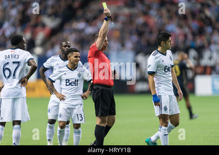 Vancouver, Kanada. 5. März 2017. Schiedsrichter-Sorin Stoica Matias Laba (15) von Vancouver Whitecaps eine gelbe Karte geben. Vancouver Whitecaps Hause Auftaktspiel gegen Philadelphia Union, BC Place Stadium. Spiel endet torlos. © Gerry Rousseau/Alamy Live-Nachrichten Stockfoto