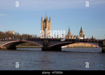 London, UK. 6. März 2017. Am frühen Morgen blauer Himmel über London Credit: Keith Larby/Alamy Live News Stockfoto