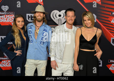 LOS ANGELES, CA. 5. März 2017: Florida Georgia Line - Brian Kelley & Tyler Hubbard & Ehefrauen - auf 2017 iHeartRadio Music Awards in Los Angeles Forum.  Bild: Sarah Stewart Stockfoto