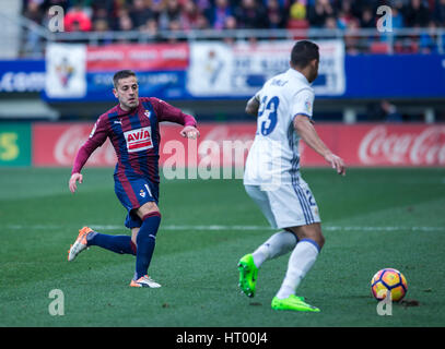 Eibar, Spanien. 4. März 2017. Spieltag der La Liga Santander 2016 - 2017 Saison zwischen S.D Eibar und Real Madrid C.F gespielt Ipurua Stadion am Samstag, 4. März 2017. Eibar, Spanien. 11 Ruben Peña, 23 Danilo. Bildnachweis: VWPics/Alamy Live-Nachrichten Stockfoto