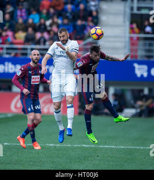 Eibar, Spanien. 4. März 2017. Spieltag der La Liga Santander 2016 - 2017 Saison zwischen S.D Eibar und Real Madrid C.F gespielt Ipurua Stadion am Samstag, 4. März 2017. Eibar, Spanien. 19 Antonio Luna, 9 Benzema. Bildnachweis: VWPics/Alamy Live-Nachrichten Stockfoto