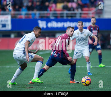 Eibar, Spanien. 4. März 2017. Spieltag der La Liga Santander 2016 - 2017 Saison zwischen S.D Eibar und Real Madrid C.F gespielt Ipurua Stadion am Samstag, 4. März 2017. Eibar, Spanien. 11 Ruben Peña, 23 Danilo. Bildnachweis: VWPics/Alamy Live-Nachrichten Stockfoto