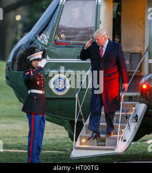 Washington, DC, USA. 5. März 2017. United States President Donald J. Trump (R) grüßt wie er Marine One auf dem South Lawn des weißen Hauses in Washington, DC, USA, 5. März 2017 landet. Trump kehrte nach Washington von einem Wochenende in seinem Palm Beach. Florida, Mar-a-Lago Club. Bildnachweis: Erik S. Lesser / Pool über CNP Foto: Erik S. Lesser/Consolidated/Dpa/Alamy Live News Stockfoto