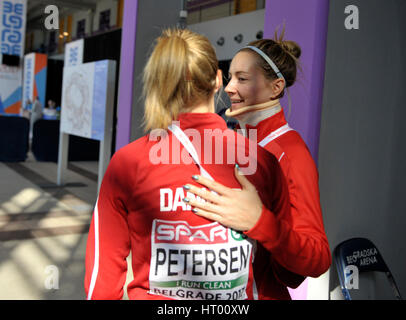 Belgrad, Serbien. 4. März 2017. Verletzter tschechischer Athlet Denisa Rosolova, Recht, spricht mit dänischer Sportler Sara Petersen bei den Leichtathletik-Halleneuropameisterschaften in Belgrad, Serbien, 4. März 2017. Denisa Rosolova verletzt nach einem Sturz während einer Frauen 400 m Qualifikation Runde Hitze. Bildnachweis: Tibor Alfoldi/CTK Foto/Alamy Live-Nachrichten Stockfoto