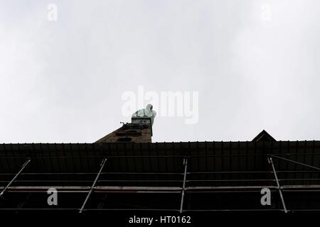 Kassel, Deutschland. 4. März 2017. Herkules ist ein wichtiger Meilenstein in der deutschen Stadt Kassel. Es befindet sich im Bergpark Wilhelmshöhe (Wilhelmshöhe Mountainpark) im nördlichen Hessen, Stadt Kassel, 04. März 2017. Foto: Frank Mai | weltweite Nutzung/Dpa/Alamy Live-Nachrichten Stockfoto