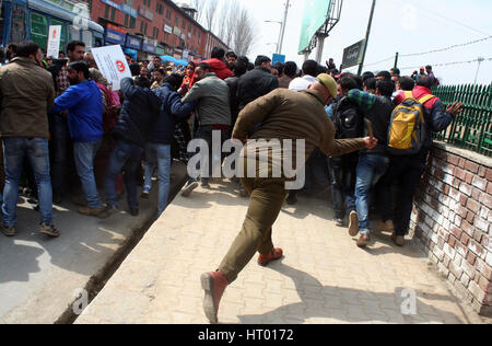 Srinagar, indisch verwalteten Kaschmir: 06. March.Indian Polizei Rohrstock laden Mitarbeiter der nationalen ländlichen Gesundheit Mission(NRHM), während einer Protestdemonstration gegen ihre Forderungen. Bildnachweis: Sofi Suhail/Alamy Live-Nachrichten Stockfoto