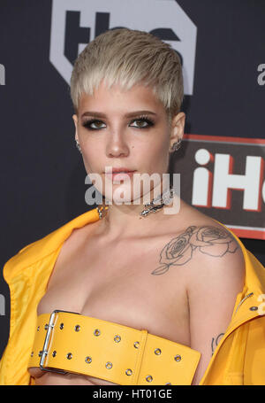 LOS ANGELES, CA - März 05: Halsey, auf 2017 iHeartRadio Musik Awards in The Forum In Kalifornien am 5. März 2017. Bildnachweis: FS/MediaPunch Stockfoto