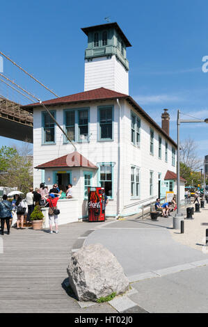 Kunden-Warteschlange, Brooklyn Ice Cream Factory in alten Feuer-Bootshaus, Fulton Ferry Pier unter der Hängebrücke. Brooklyn Bridge Park, New York, USA Stockfoto