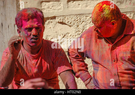 Hindu-Gemeinschaft feiert Holi, das Festival des Uhrgehäuses. Stockfoto