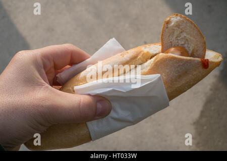 Frankfurter Würstchen in einem Baguette, Wien, Österreich. Stockfoto