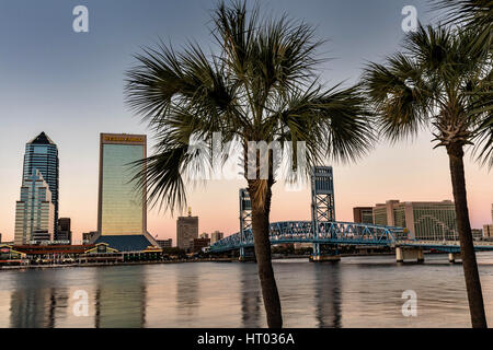 Die Skyline der Stadt vom Southbank Riverwalk entlang der St. Johns River bei Sonnenuntergang in Jacksonville, Florida. Stockfoto