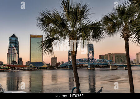 Die Skyline der Stadt vom Southbank Riverwalk entlang der St. Johns River bei Sonnenuntergang in Jacksonville, Florida. Stockfoto