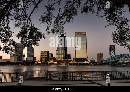 Die Skyline der Stadt vom Southbank Riverwalk entlang der St. Johns River bei Sonnenuntergang in Jacksonville, Florida. Stockfoto