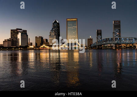 Die Skyline der Stadt vom Southbank Riverwalk entlang der St. Johns River bei Sonnenuntergang in Jacksonville, Florida. Stockfoto