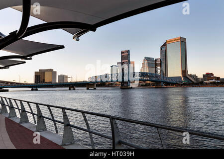 Southbank Riverwalk und Stadt Skyline entlang des St. JohnÕs River bei Sonnenuntergang in Jacksonville, Florida. Stockfoto