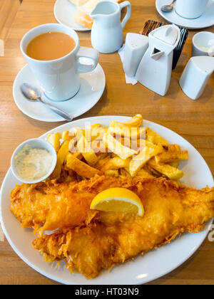 Exzellente Fish And Chips, mit Brot und Butter Tartare Sauce und eine Tasse Tee in Olivers berühmten Fischrestaurant in Redcar Stockfoto