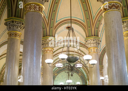 Marmorsäulen und reich verzierte Decke im Café Central eine historische Wiener Café Herrengasse, Wien, Österreich. Stockfoto