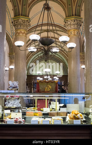 Kuchen auf dem Display im Café Central einen historische Wiener Café Herrengasse, Wien, Österreich. Stockfoto