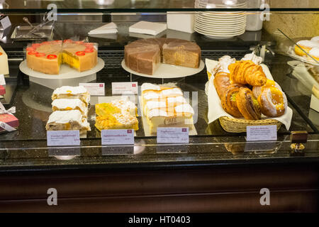 Kuchen auf dem Display im Café Central einen historische Wiener Café Herrengasse, Wien, Österreich. Stockfoto