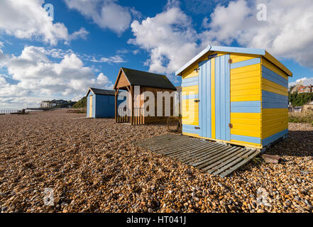 Farbenfrohe Strandhütten an der Küste Kingsdown, Deal, Kent. Stockfoto