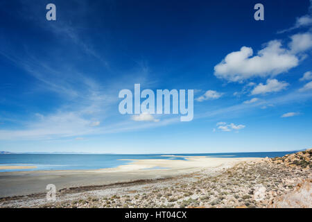 Schöner Panoramablick auf großen Salzsee im Antelope Island State Park, Utah, USA Stockfoto