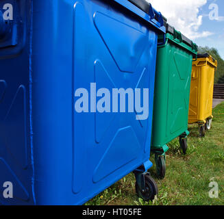 Drei Farben recycling Mülltonnen für ökologische Mülltrennung Stockfoto