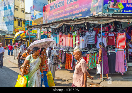 COLOMBO, SRI LANKA - 6. Dezember 2016: Der billige Kleidung Markt in 5th Cross Street Pettah-Viertel zieht Einheimische und Touristen in der Stadt Stockfoto