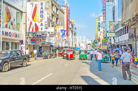 COLOMBO, SRI LANKA - 6. Dezember 2016: Die Einkaufsstraßen der Pettah-Viertel sind voll von bunten Brettern mit Werbespots von lokalen Geschäften und in Stockfoto