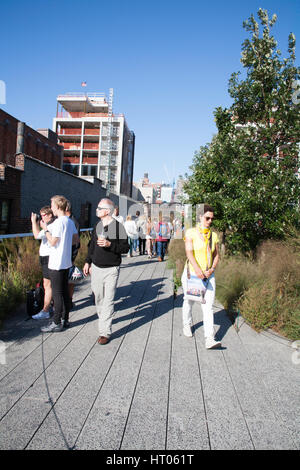 Menschen sitzen und ein Spaziergang entlang der Hochspannungsleitung zwischen The Meatpacking District und Chelsea Manhattan New York City USA Stockfoto