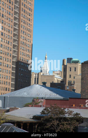 Menschen sitzen und ein Spaziergang entlang der Hochspannungsleitung zwischen The Meatpacking District und Chelsea Manhattan New York City USA Stockfoto