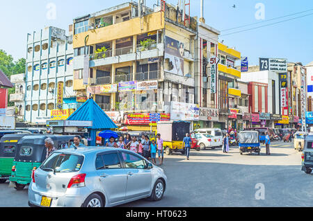 COLOMBO, SRI LANKA - 6. Dezember 2016: der viel befahrenen Straße Meer neben Gas Works Junction, besetzt mit Handel Bauten, Märkten und Cafés, auf Decemb Stockfoto