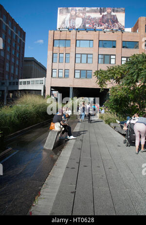 Menschen sitzen und ein Spaziergang entlang der Hochspannungsleitung zwischen The Meatpacking District und Chelsea Manhattan New York City USA Stockfoto