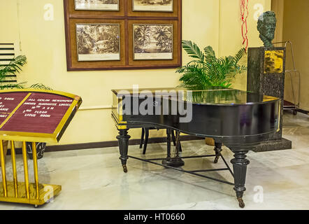 COLOMBO, SRI LANKA - 6. Dezember 2016: Innenraum des Grand Oriental Hotel mit der Skulptur von Anton Chekhov hinter dem Flügel am 6. Dezember in Stockfoto