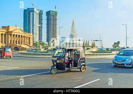 COLOMBO, SRI LANKA - 6. Dezember 2016: Kreisverkehr in Galle Main Road dekoriert mit dem malerischen Brunnen mit steinernen Löwen, direkt neben dem Gebäude Stockfoto