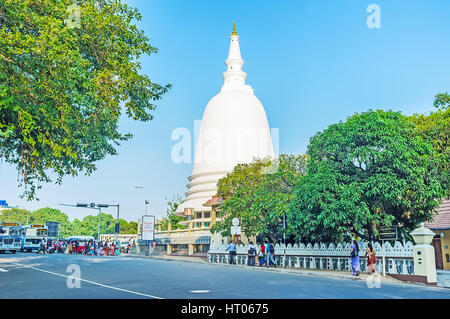 COLOMBO, SRI LANKA - 6. Dezember 2016: die hohe weiße Stupa von Sri Sambuddhaloka Viharaya Tempel liegt an der Kreuzung von Lotus Straße in Fort distri Stockfoto