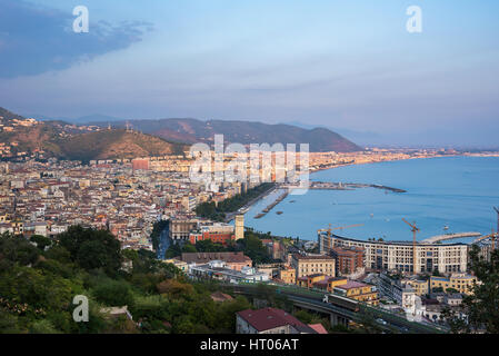 Luftaufnahme von Salerno in Italien bei Sonnenuntergang Stockfoto