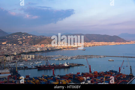 Luftaufnahme von Salerno in Italien bei Sonnenuntergang Stockfoto