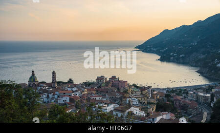 Panoramablick über Vietri Sul Mare Stadt am Synset, Kampanien, Italien Stockfoto