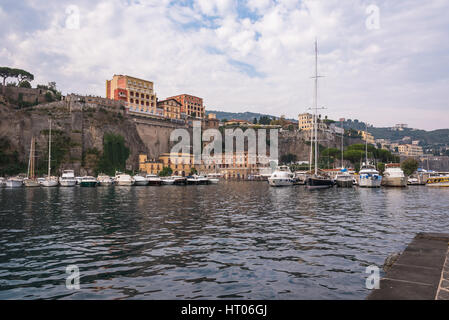 Blick auf Marina Piccola in Sorrento in Italien Stockfoto