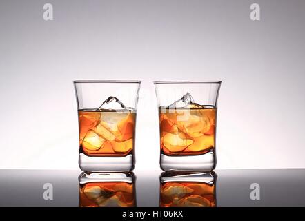 Gläser mit Whiskey und Eis Stockfoto